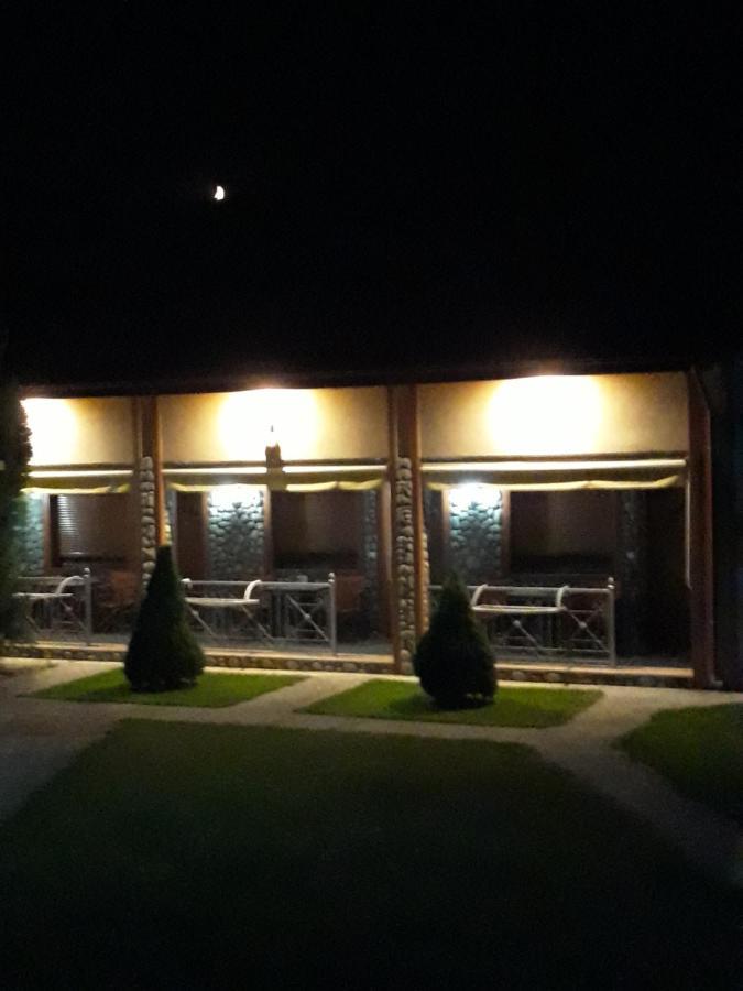 To Konaki Káto Loutrákion エクステリア 写真
